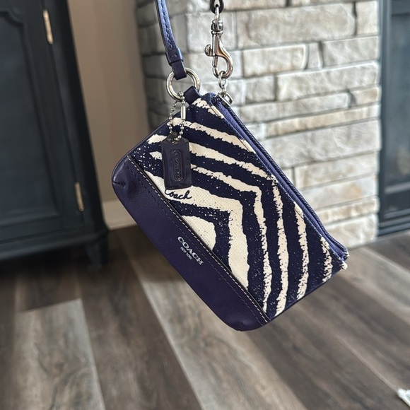 Coach Zebra Wristlet. Excellent, like new condition! - Picture 7 of 7